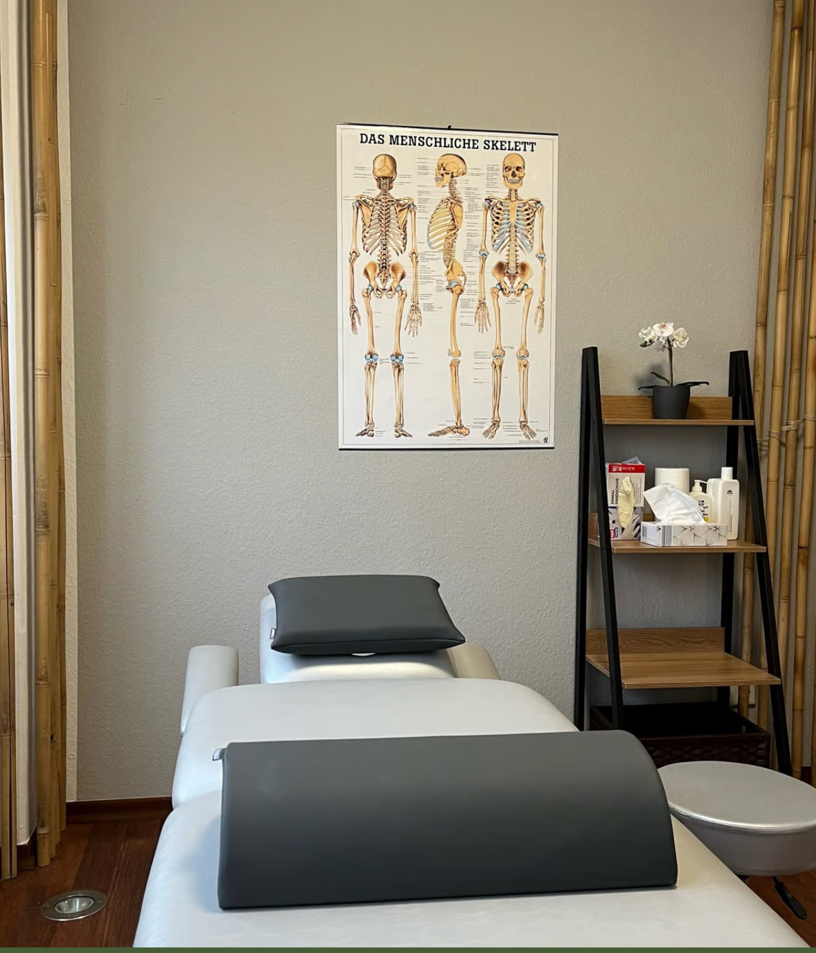 Behandlungsraum mit Therapieliege